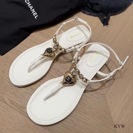 Ch**el Shiny Pearl Crystal Cc Heart Thong Sandals White G39674 X01000 0S082