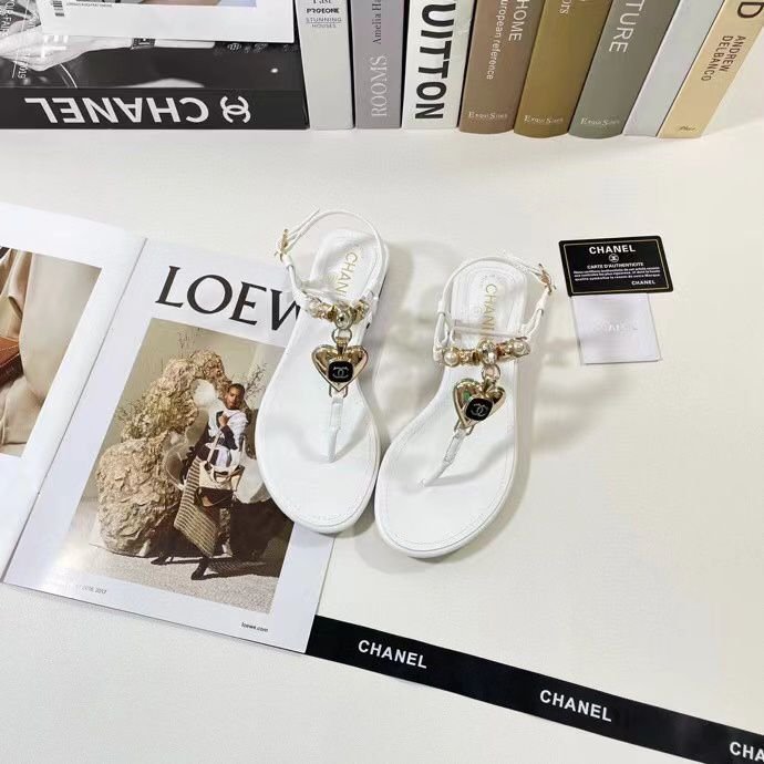 Ch**el Shiny Pearl Crystal Cc Heart Thong Sandals White G39674 X01000 0S082